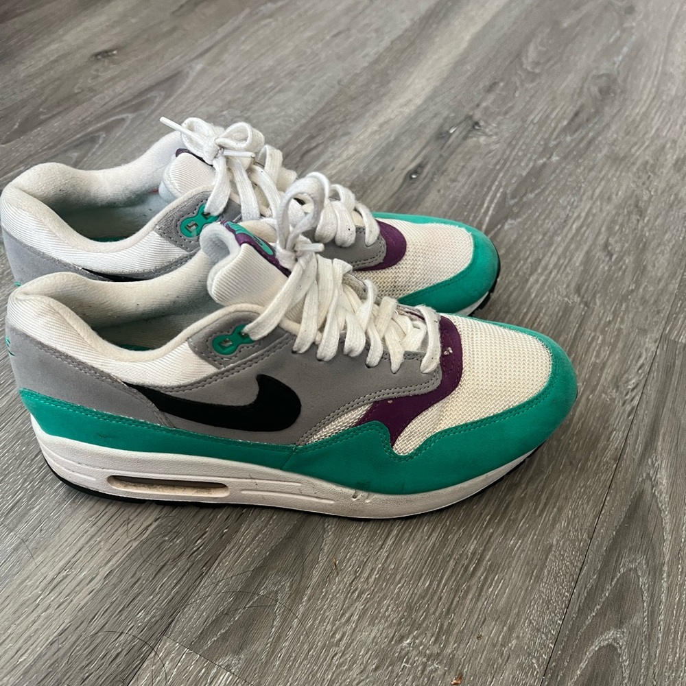 Women Nikes sneakers